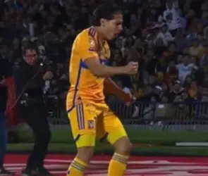 Diego Lainez se lleva los memes del Pumas vs Tigres por festejar tiros de esquina