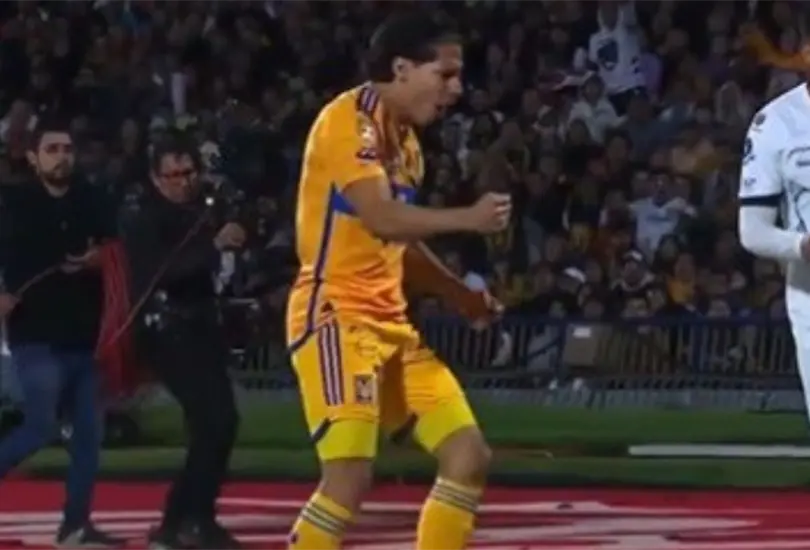 Los aficionados mostraron su descontento por los efusivos festejos de Diego Lainez cuando su equipo consegu&iacute;a un tiro de esquina 