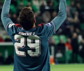 Playera de Santiago Giménez es la más deseada en subasta, ¿en cuánto se vende?