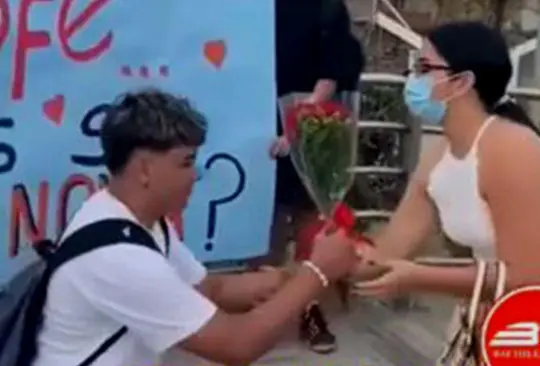 Una escena romántica se registró en una escuela, luego de que un estudiante se le declaró a una maestra.