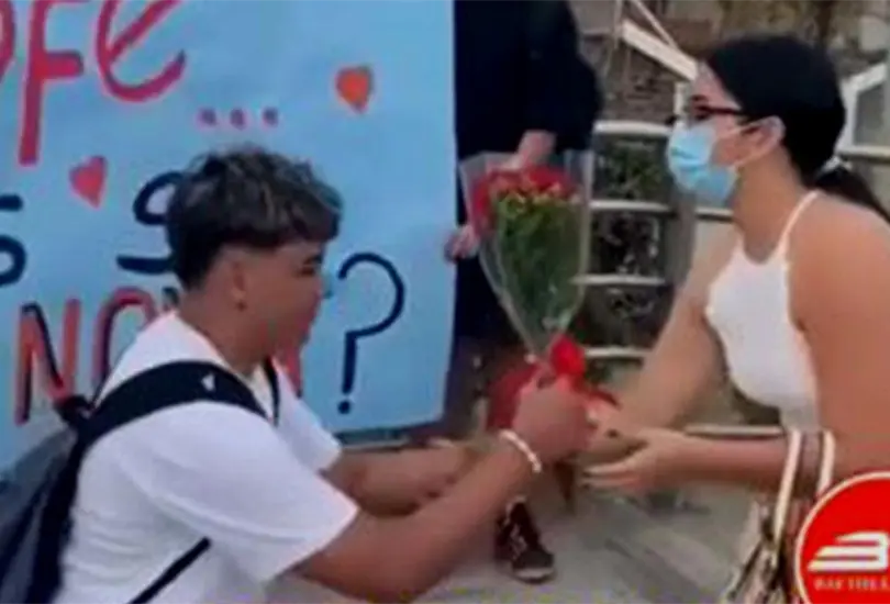 Una escena rom&aacute;ntica se registr&oacute; en una escuela, luego de que un estudiante se le declar&oacute; a una maestra.