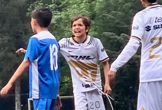 Mariano Bicho Pérez, hijo de Luis García, se mandó un golazo con la escuelita de Pumas.