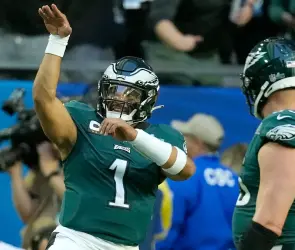 Jalen Hurts brilla en la primera mitad del Super Bowl LVII; Eagles vencen a Chiefs