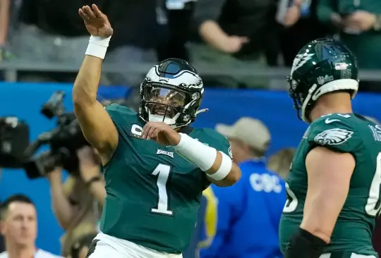 Jalen Hurts, QB de los Eagles, se robó los reflectores en la primera mitad del Super Bowl LVII