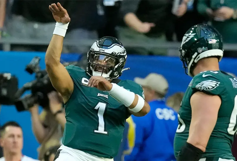 Jalen Hurts, QB de los Eagles, se rob&oacute; los reflectores en la primera mitad del Super Bowl LVII