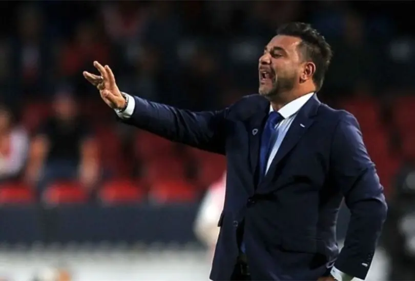 El Turco Mohamed es una de las opciones que tiene Cruz Azul para ser su nuevo DT, pero el sueldo del argentino podr&iacute;a tambalear las negociaciones. 