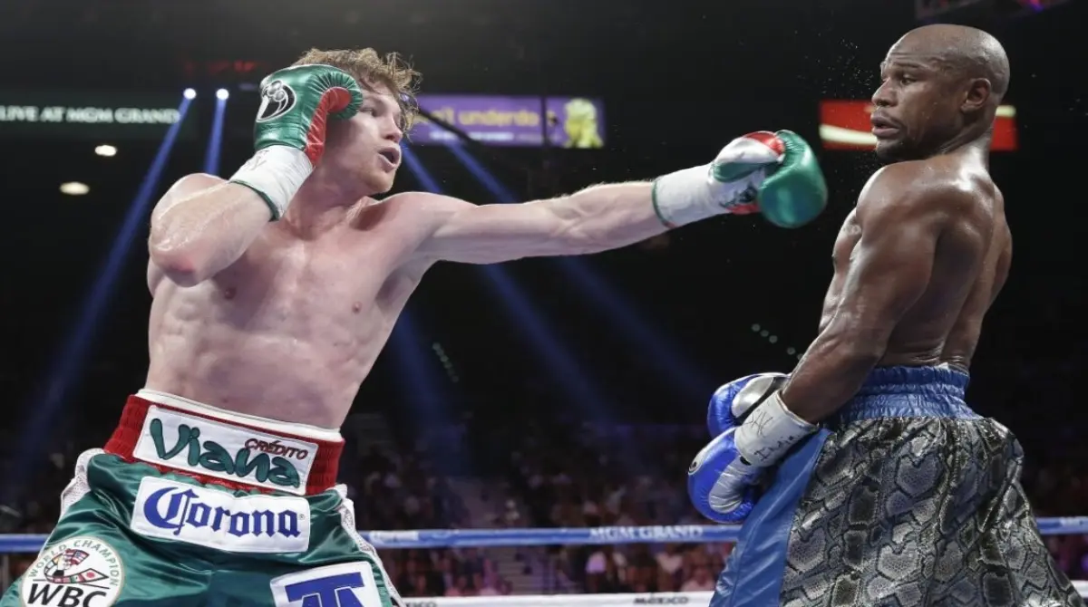 Una de las peleas más importantes que ha tenido 'Canelo' Álvarez es contra el considerado mejor de su época, Floyd Mayweather, enfrentándose en 2013 y con 23 años de edad del mexicano, en una pelea que logró llevar hasta el final pero perdió por decisión unánime, fue su primera derrota en su carrera boxística.