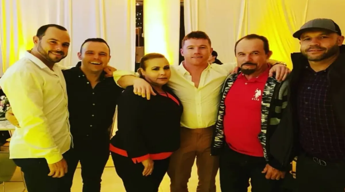 Con todo y la fama por delante, incluso luego de ser considerado uno de los 10 mejores boxeadores del mundo, 'Canelo' no paró ahí y se convirtió en campeón del mundo en la categoría libra por libra, donde aún es el número uno y agradece siempre el apoyo de su familia, de quien es inseparable. 