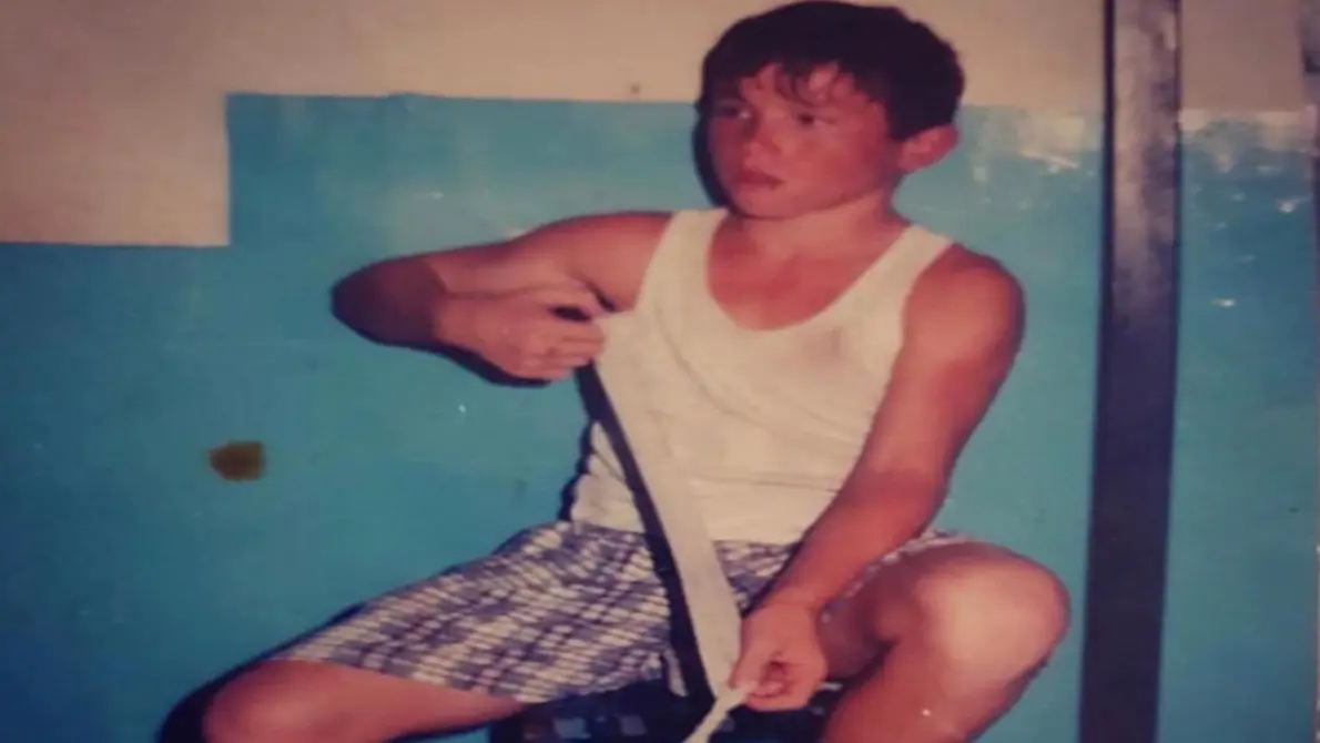 Nació en 1990 en Guadalajara, Jalisco y viene de una familia numerosa y humilde, en la que las grandes carencias que enfrentó en su infancia no le impidieron descubrir su pasión por el pugilismo.