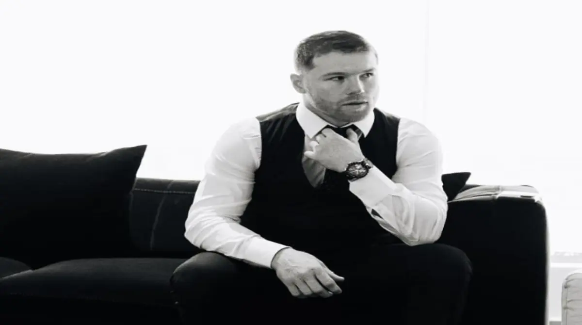 Saúl se ha convertido en una persona de gustos finos, por lo que no pierde la oportunidad de presumir relojes costosos, ropa cara y automóviles exclusivos y de precios millonarios cuando se da una ocasión especial.