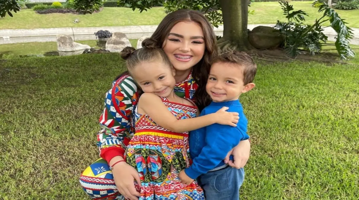 'Canelo' tiene 3 hijos: la más grande es su primogénita Emily Cinnamon, quien tiene 17 años y también es hija de Karen Beltrán, y una hija e hijo menores, a quienes presume en redes sociales.