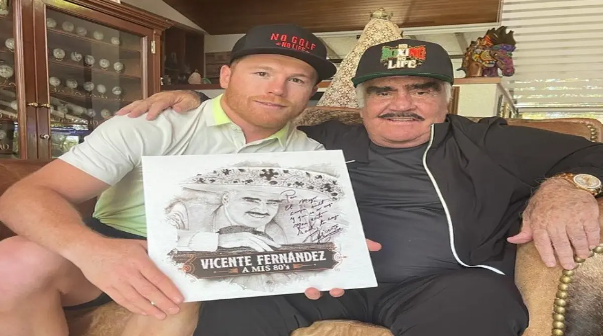 Álvarez siempre ha demostrado su amor a la música mexicana, y uno de los que fue sus grandes acompañantes con su voz previo a su subida al ring fue su paisano, Vicente Fernández, con quien entrañó una gran amistad.