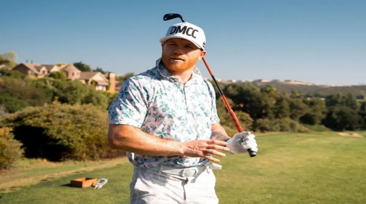 El de Jalisco también es un apasionado del golf, deporte al que se ha ido adentrando con el paso de los años y el que también quiere inculcar a sus hijos además del boxeo; en esta etapa ha conseguido algunos reconocimientos profesionales y en entrevistas ha confesado que no podría vivir sin practicarlo.