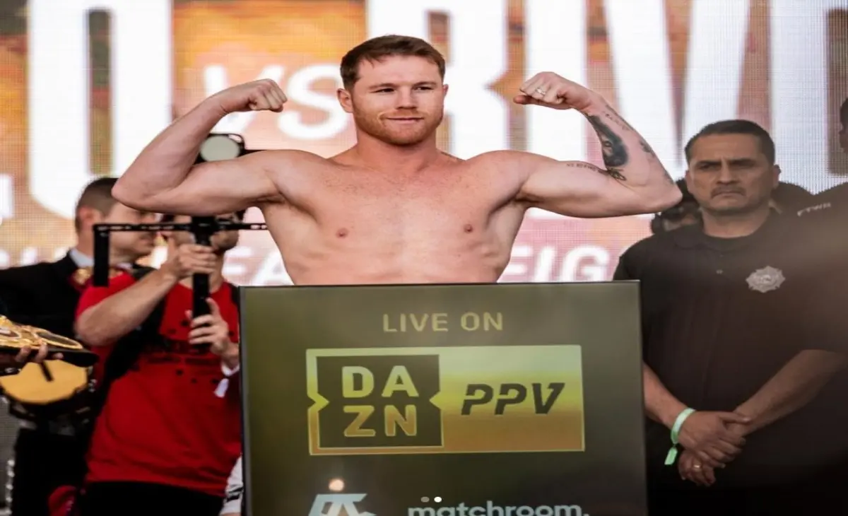 Durante varios años 'Canelo' se ha mantenido como el deportista mexicano mejor pagado del mundo, con una fortuna superlativa gracias a sus contratos establecidos con cadenas de pago por evento, como DAZN, quien en su momento tuvo sus peleas en exclusividad. 