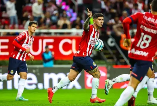 Víctor Guzmán celebra su doblete de penales con Chivas.