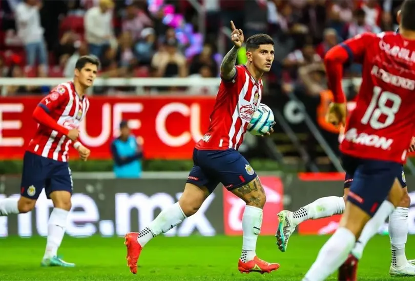 V&iacute;ctor Guzm&aacute;n celebra su doblete de penales con Chivas.
