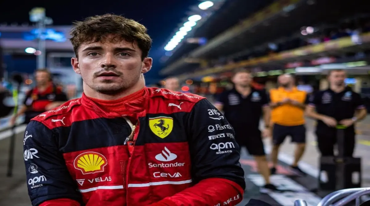 El tercer lugar actual del campeonato es Charles Leclerc, el piloto más prometedor de Ferrari y que para la temporada 2023 estará cobrando 23 millones 849 mil dólares. 