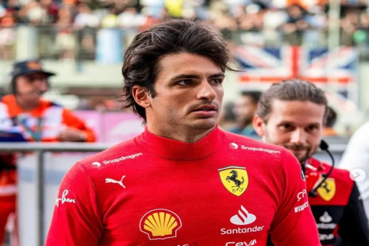 Carlos Sainz, el joven que se ha consolidado con Ferrari defenderá esta escudería un año más junto con Leclerc, por lo que recibirá un pago de aproximadamente 12 millones de dólares esta temporada.