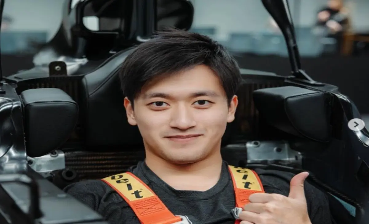 Con el mismo sueldo de casi 2 millones de dólares se encuentra Guanyou Zhou, piloto que este año representará al equipo italiano de Alfa Romeo.