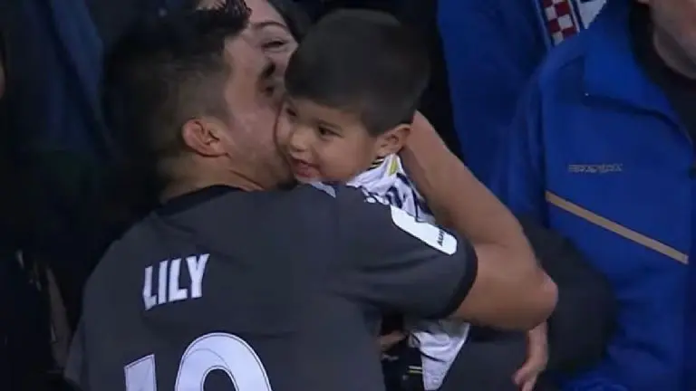 Ulises Dávila con su hijo en un partido. Foto: Archivo Referee.