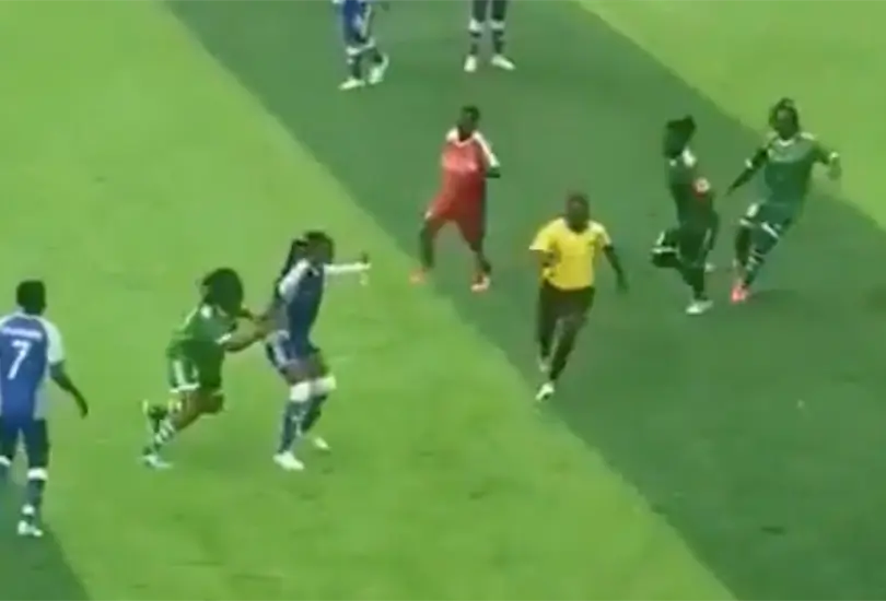 Un árbitro fue agredido por un equipo de futbol femenil en el continente africano. Un árbitro fue agredido por un equipo de futbol femenil en el continente africano.