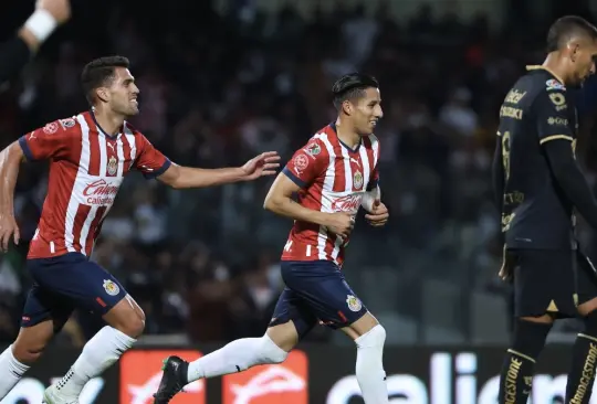 Chivas vence 0-2 a Pumas al medio tiempo.