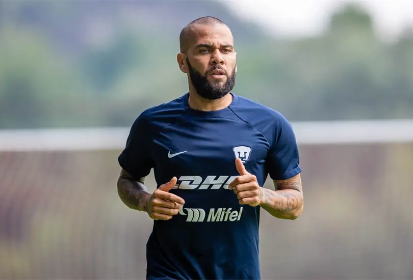 Pumas buscar&iacute;a que Dani Alves les pague una millonaria cantidad