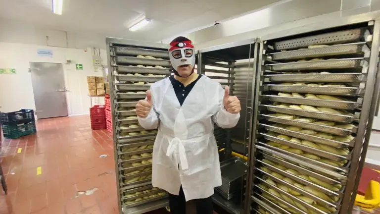 Octagón ayudó en la elaboración de los tamales de la tienda Tamalli. Foto: Multienfoque.