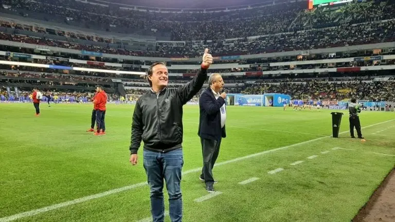 Mikel Arriola en la cancha del Estadio Azteca. Foto: Archivo Referee.