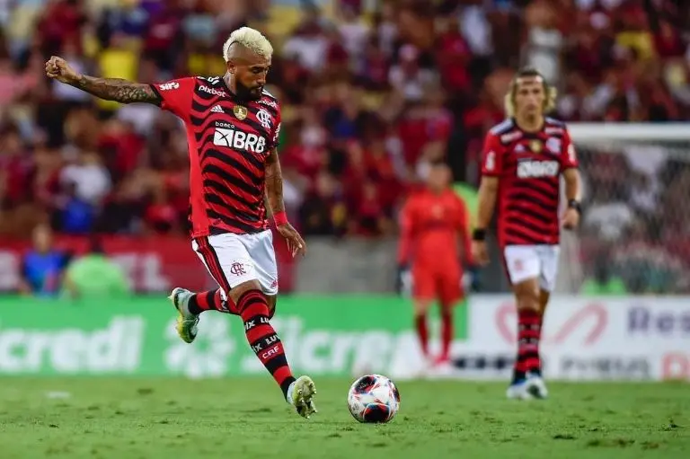 Arturo Vidal en juego con Flamengo - @kingarturo23