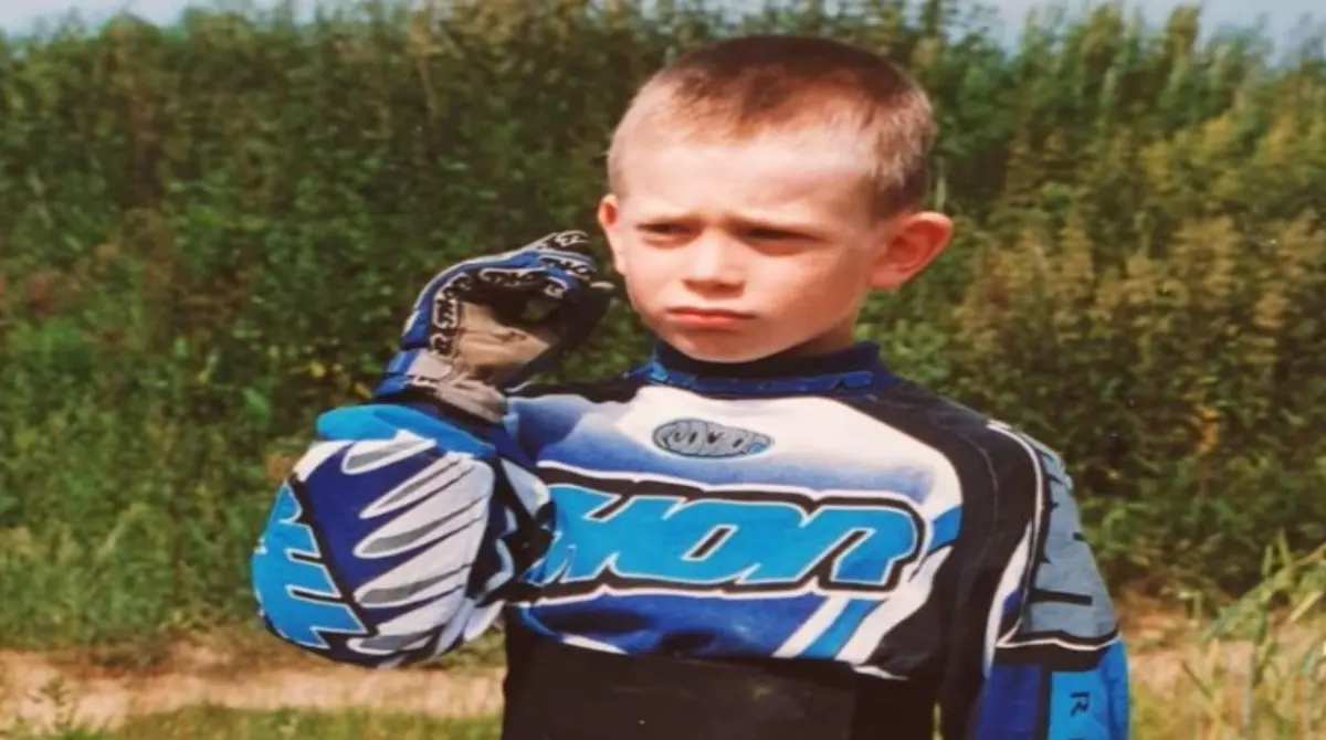 Loris es un jugador de futbol nacido en Alemania, comenzó a disputar las categorías inferiores como portero en su país natal, y después se trasladó a Inglaterra, pero su debut en el futbol profesional lo hizo en la Bundesliga, con el equipo FSV Mainz 05, aunque de niño igual soñaba con ser competidor de motocross.