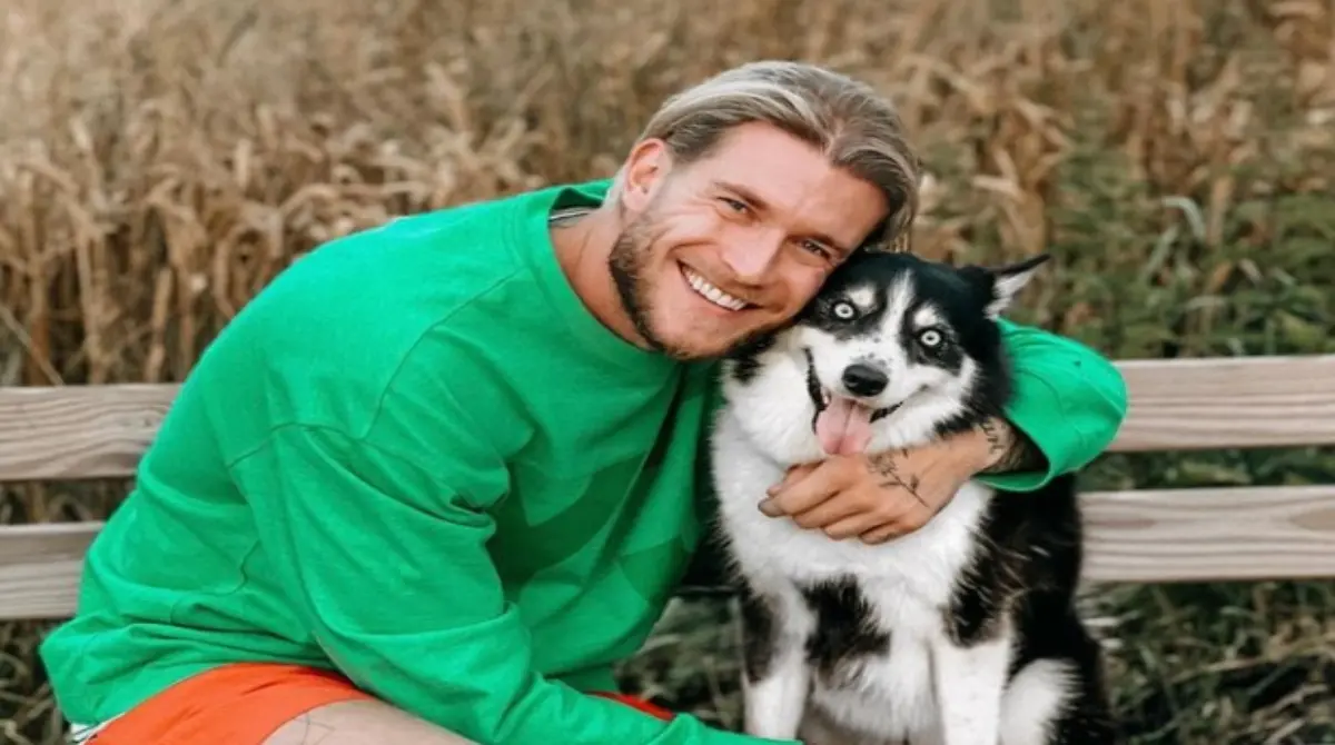 Luego de su vuelta a Liverpool en 2021, el contrato con el club inglés terminó y él no volvió a disputar un partido completo con su equipo, por lo que incluso se quedó sin club. Fue en esa difícil etapa de su carrera que se refugió en la naturaleza y también en su perro, uno de sus más grandes amigos. 