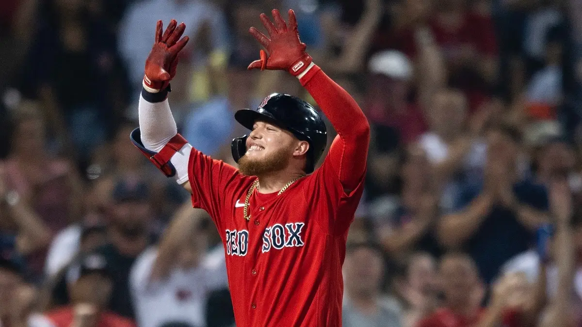 Aunque no ha brillado por su defensa, Verdugo ha mejorado en este aspecto para complementar su buen bateo, ya que es uno de los mejores de su equipo.