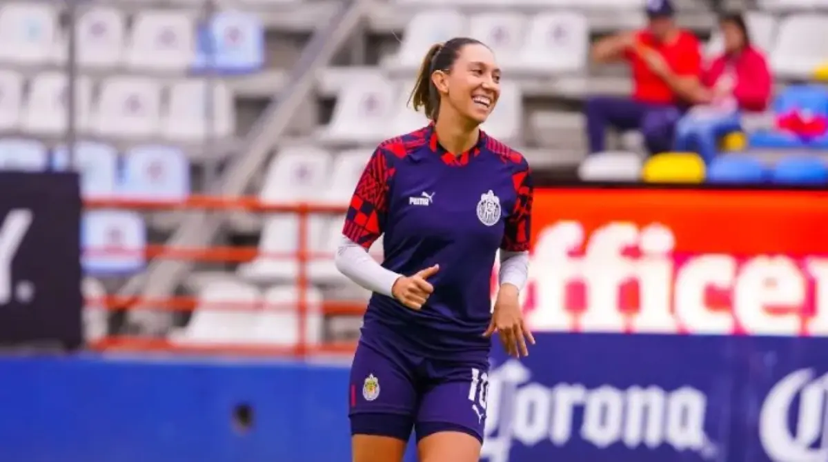Adriana Iturbide actualmente se desempe&ntilde;a con Chivas Femenil, una de las jugadoras que m&aacute;s sorprende en este listado, ya que antes del futbol estudi&oacute; Medicina, y espera poder ejercer su carrera luego de retirarse de las canchas. 