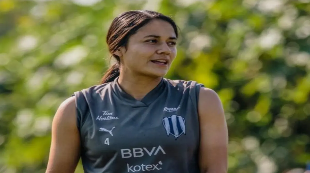 Rebeca Bernal es una jugadora que desde su infancia migr&oacute; de Tamaulipas para estudiar Psicolog&iacute;a en Monterrey y fue en su escuela donde adem&aacute;s del grado acad&eacute;mico consigui&oacute; una beca para jugar futbol y as&iacute; terminar en con las Rayadas.