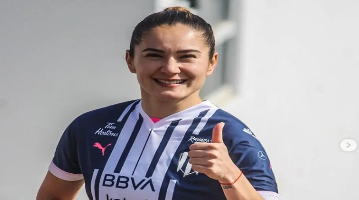 Desir&eacute;e Monsivais, una de las m&aacute;s conocidas de la Liga MX Femenil, la goleadora hist&oacute;rica de Rayadas y tambi&eacute;n es arquitecta e hizo una maestr&iacute;a en Administraci&oacute;n e Ingenier&iacute;a de la Construcci&oacute;n. 