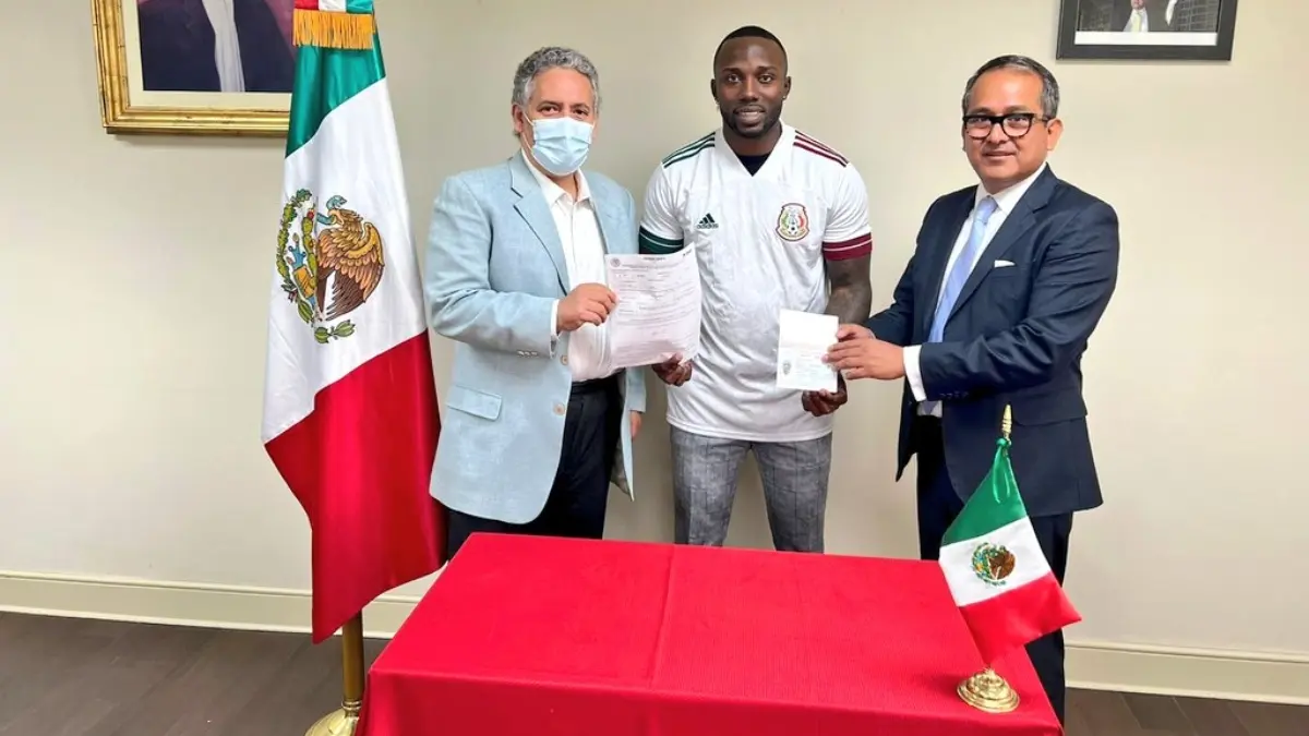 En 2022, Arozarena recibió la nacionalidad mexicana y en reiteradas ocasiones ha mostrado su amor por el país; tiene 59 cuadrangulares entre 2019 y 2022, incluido temporada regular y postemporada.