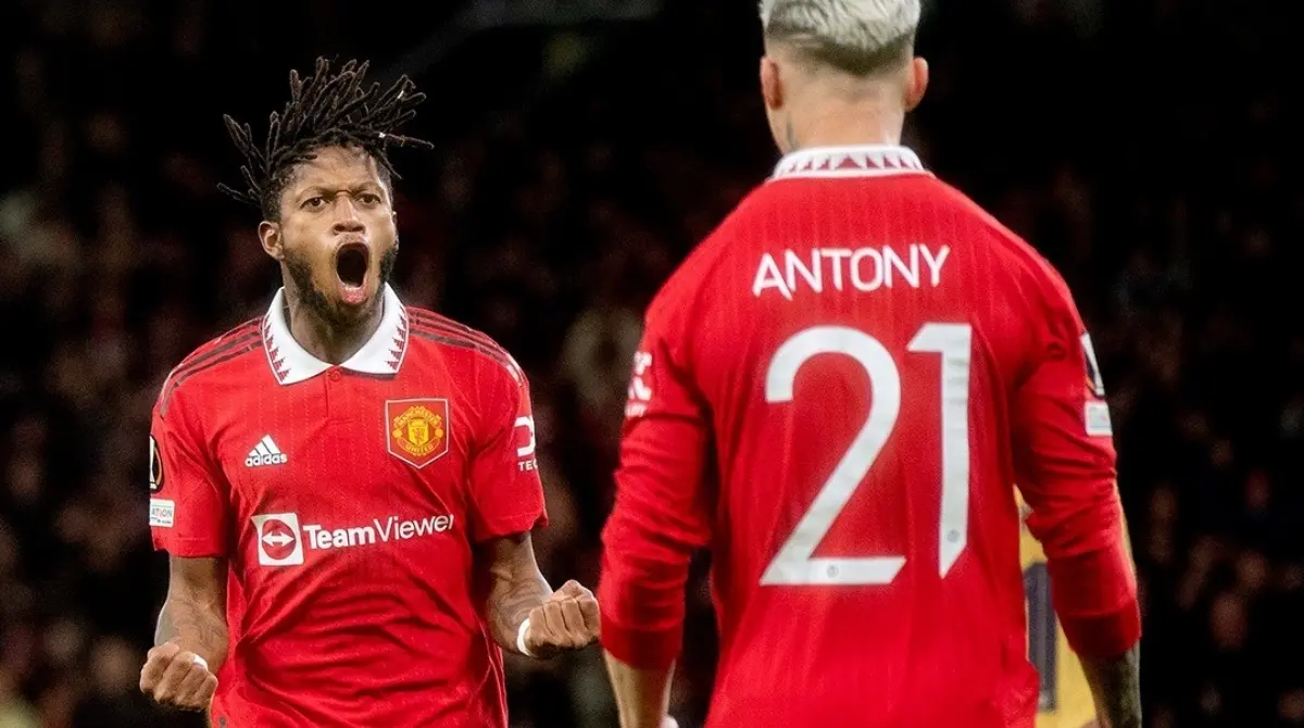 El equipo de Erik ten Hag dio la vuelta a un partido que parecía tornarse complicado debido a un penal de Robert Lewandowski. Fred y Antony, ambos brasileños, salvaron la noche para los suyos.