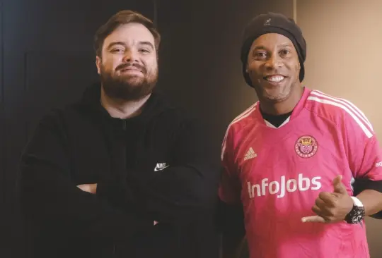 Ibai Llanos presentó al fichaje de su equipo, Porcinos FC: Ronaldinho.