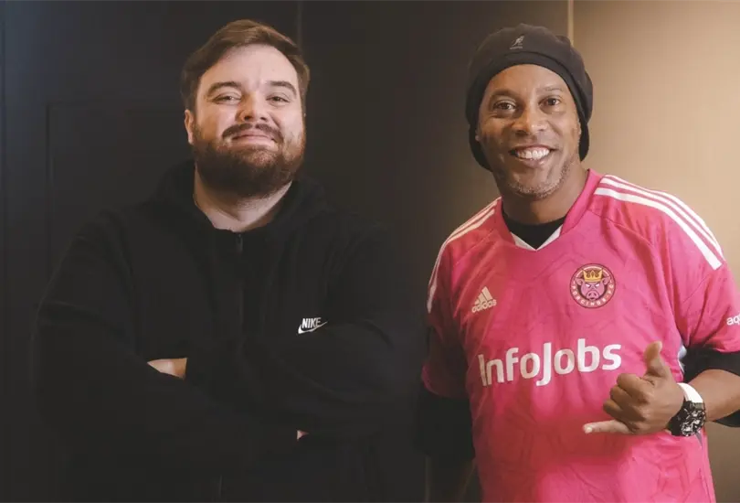 Ibai Llanos present&oacute; al fichaje de su equipo, Porcinos FC: Ronaldinho.