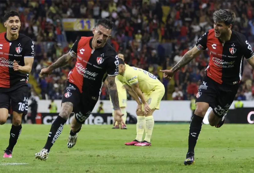 Brian Lozano celebra su doblete ante el Am&eacute;rica.
