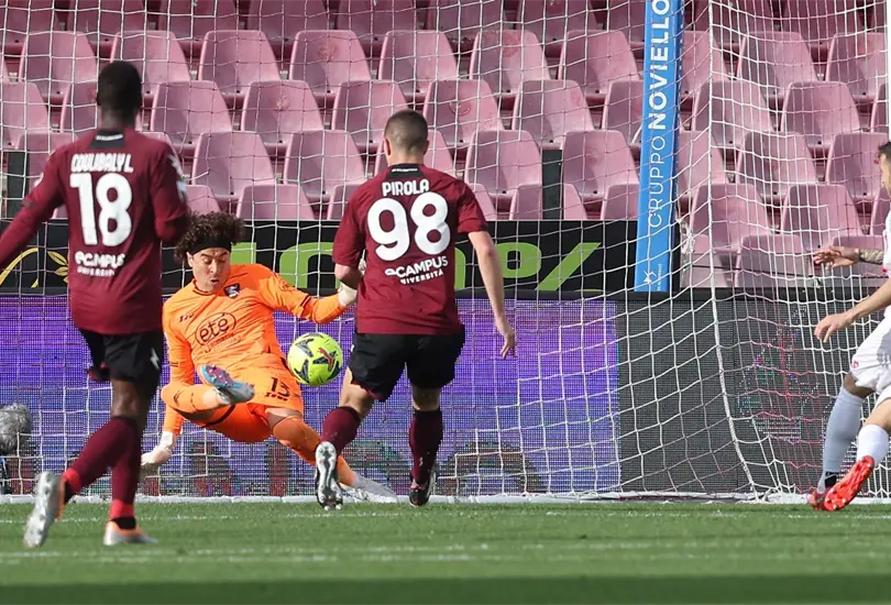 Guillermo Ochoa tuvo una destacada actuación en la goleada del Salernitana sobre el Monza Guillermo Ochoa tuvo una destacada actuación en la goleada del Salernitana sobre el Monza