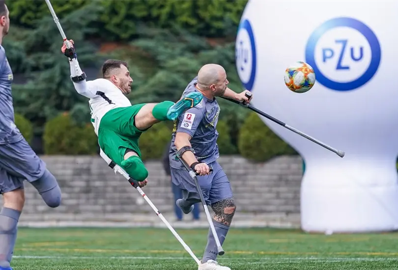 Marcin Oleksy se llev&oacute; los aplausos en la gala The Best despu&eacute;s de que anotara el mejor gol del mundo a pesar de que sufri&oacute; una amputaci&oacute;n.