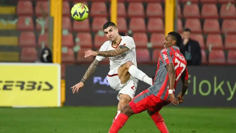 Cremonese superó a la Roma en un triunfo histórico. <br>@OfficialASRoma