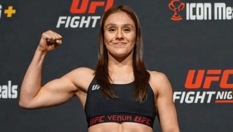 Alexa Grasso parte como la víctima en su pelea. Galería Referee