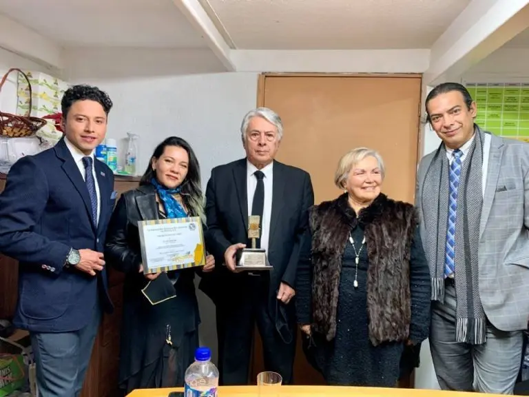 Juan Dosal siendo reconocido por 50 años de carrera en diciembre de 2020 - Mexiquense Noticias