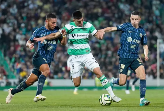 América y Santos empataron en un juego lleno de errores de las defensivas y después de un gol de tiro libre de Roger Martínez que causó polpemica.