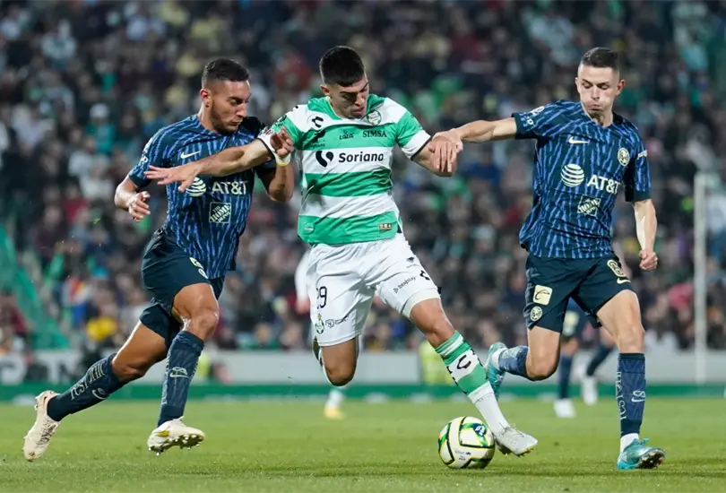 América y Santos empataron en un juego lleno de errores de las defensivas y después de un gol de tiro libre de Roger Martínez que causó polpemica. América y Santos empataron en un juego lleno de errores de las defensivas y después de un gol de tiro libre de Roger Martínez que causó polpemica.