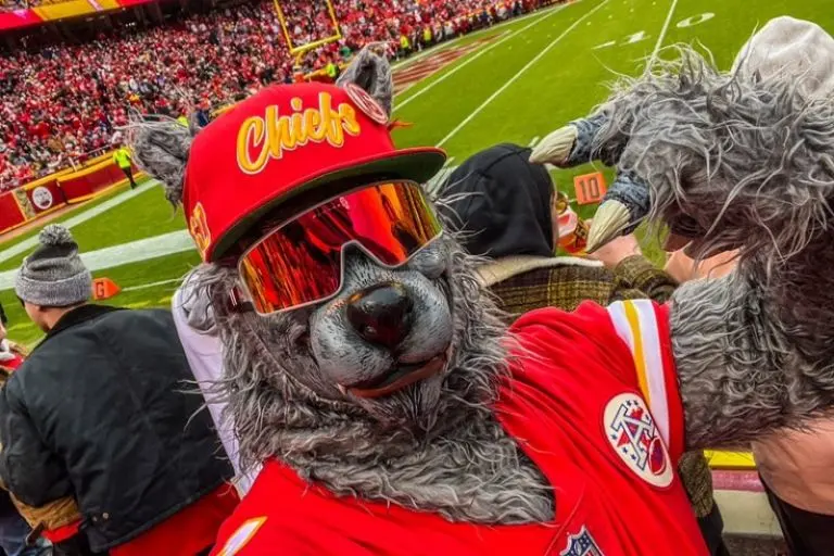Xavier Babudar, mejor conocido como ChiefsAholic, es uno de los fanáticos más famosos de los Chiefs - Twitter @ChiefsAholic