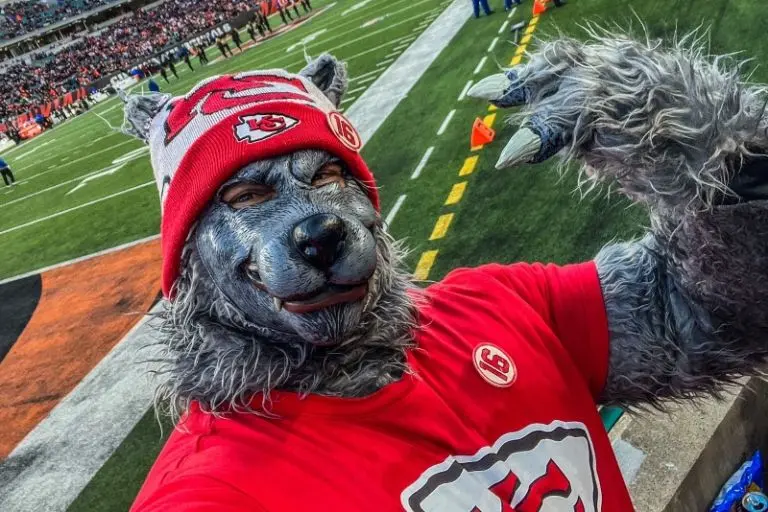 Xavier Babudar, mejor conocido como ChiefsAholic, es uno de los fanáticos más famosos de los Chiefs - Twitter @ChiefsAholic